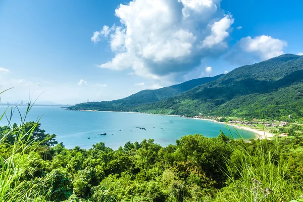 Bay onder de berg, Vietnam — Stockfoto