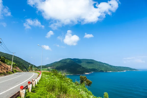 Baie sous la montagne, Vietnam — Photo