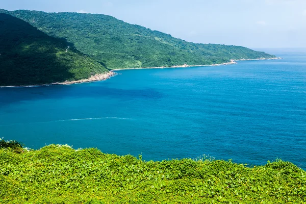 Baie sous la montagne, Vietnam — Photo