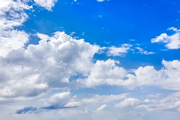 El cielo azul y las nubes blancas — Foto de Stock