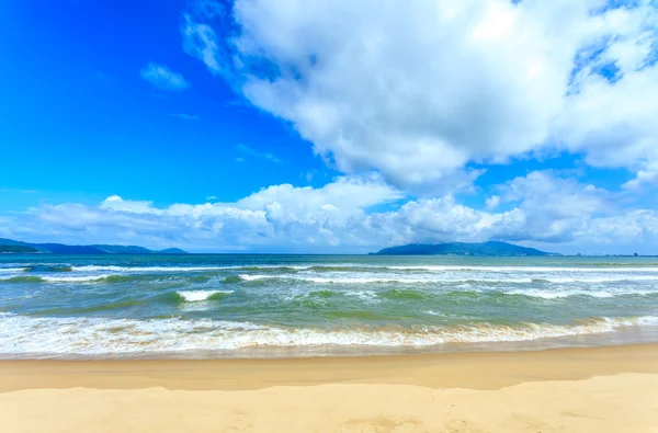 Blå himmel og strand på vind – stockfoto