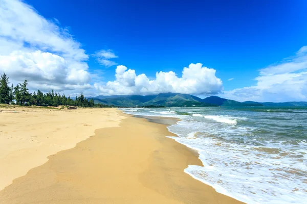 Blå himmel og strand på vind – stockfoto