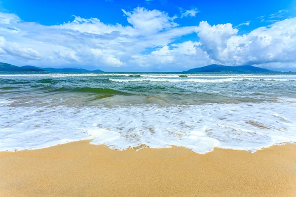 Blå himmel og strand på vind – stockfoto