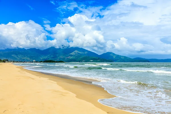 Cielo azul y playa en Vietnam —  Fotos de Stock