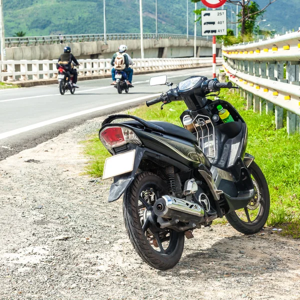 Motocicleta estacionada na beira da estrada — Fotografia de Stock