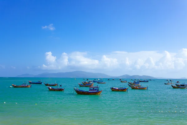 Bateaux de pêche dans la marina à Nha Trang, Vietnam — Photo