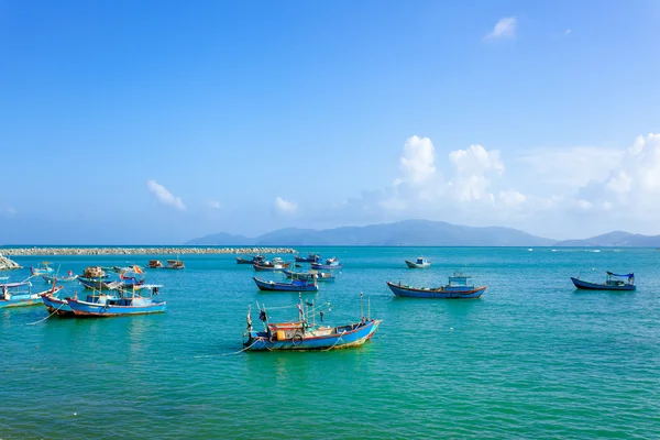Vissersboten in jachthaven van Nha Trang, Vietnam — Stockfoto