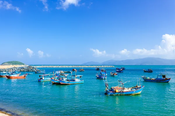 Bateaux de pêche dans la marina à Nha Trang, Vietnam — Photo