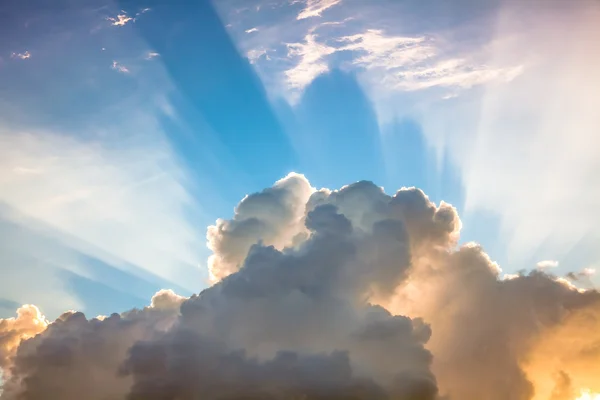 Pôr do sol com raios solares — Fotografia de Stock