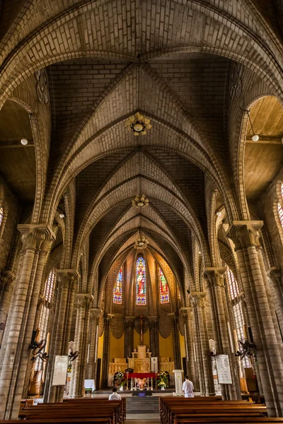 Inuti en stor, modern kyrka — Stockfoto