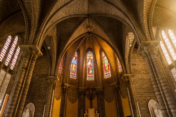 Inuti en stor, modern kyrka — Stockfoto