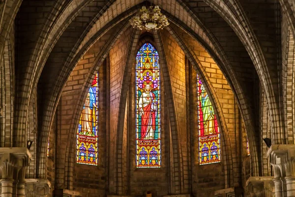 Inuti en stor, modern kyrka — Stockfoto