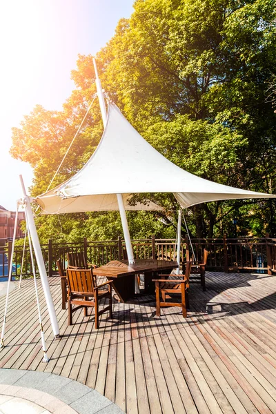 Park paviljong med solljus — Stockfoto