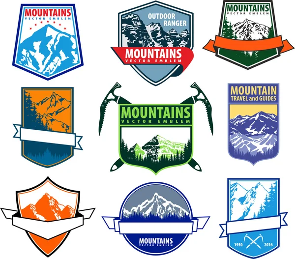 Conjunto vectorial de emblemas de montaña — Archivo Imágenes Vectoriales