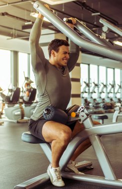 adam içinde jimnastik salonu