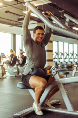 adam içinde jimnastik salonu