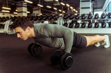 adam içinde jimnastik salonu