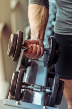 adam içinde jimnastik salonu