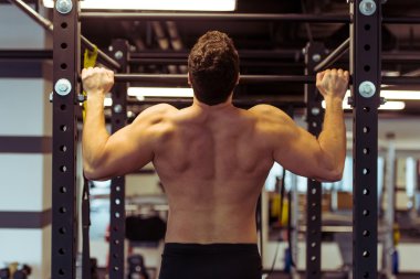 adam içinde jimnastik salonu