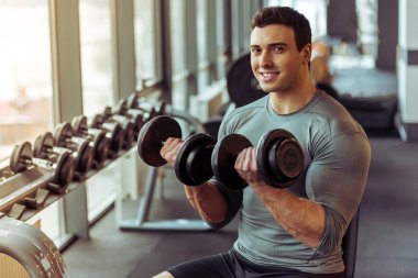 adam içinde jimnastik salonu