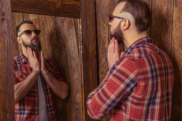 Uomo elegante con barba — Foto Stock