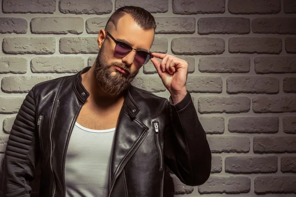 Hombre con estilo con barba — Foto de Stock