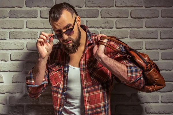 Uomo elegante con barba — Foto Stock