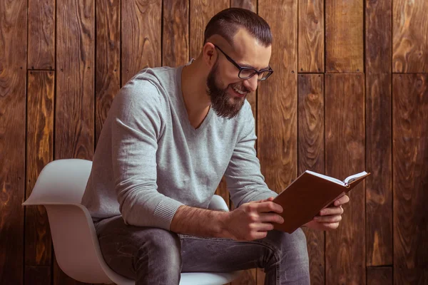 Uomo elegante con barba — Foto Stock