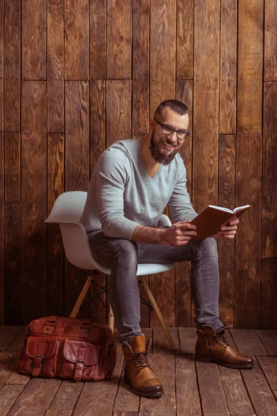 Uomo elegante con barba — Foto Stock