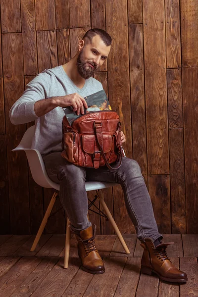 Homme élégant avec barbe — Photo