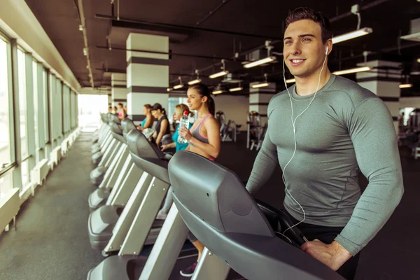 Persone in palestra — Foto Stock