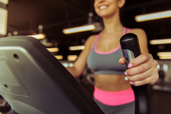 Mujer en el gimnasio — Foto de Stock