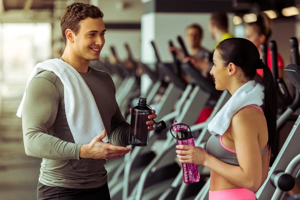 Menschen im Fitnessstudio — Stockfoto