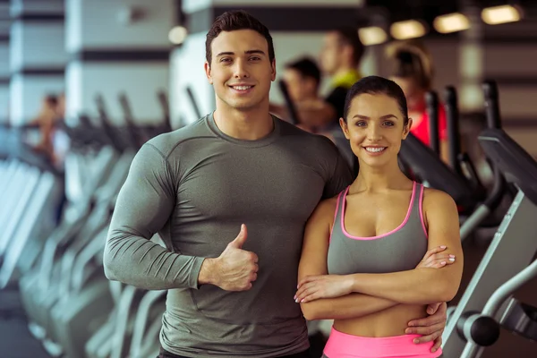 Personas en el gimnasio —  Fotos de Stock