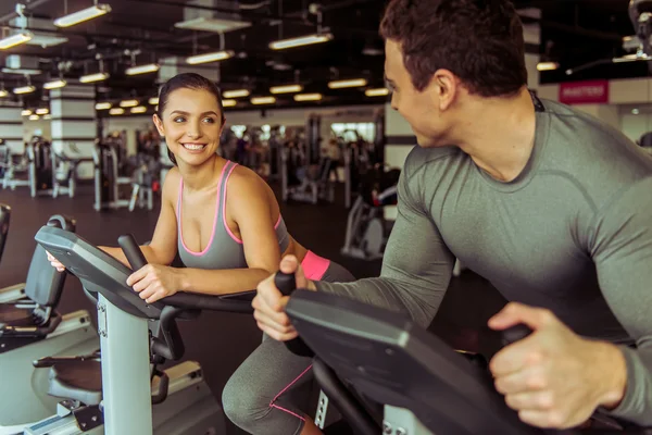 Personas en el gimnasio —  Fotos de Stock