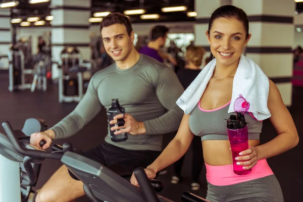 Menschen im Fitnessstudio — Stockfoto