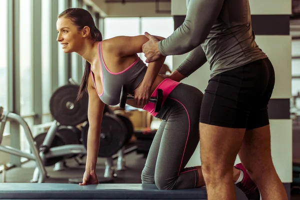 Personnes en salle de gym — Photo