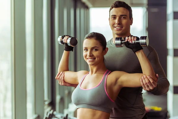 Personas en el gimnasio — Foto de Stock