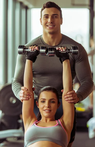 Personas en el gimnasio — Foto de Stock