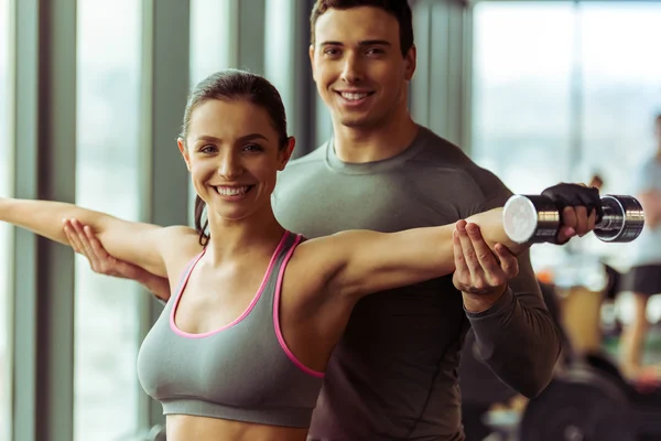 Mensen in de sportschool — Stockfoto