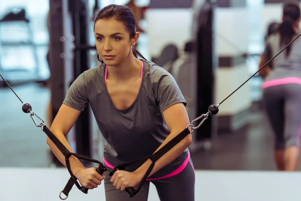 Frau im Fitnessstudio — Stockfoto