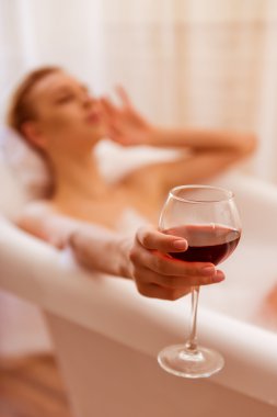 Kadın banyo yapıyor.