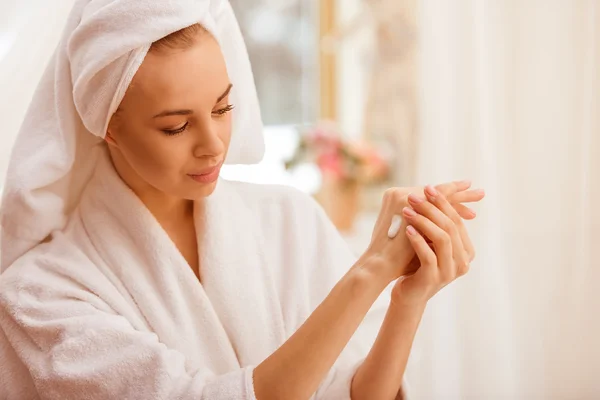 Vrouw in de badkamer — Stockfoto