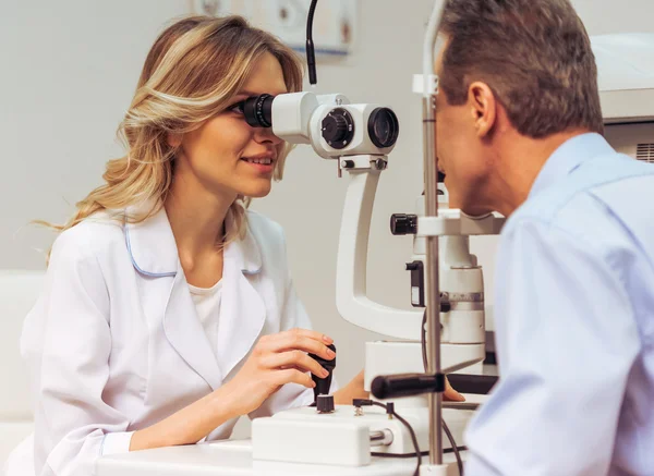 At the ophthalmologist — Stock Photo, Image