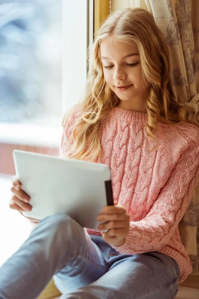 Ragazza adolescente con gadget — Foto Stock