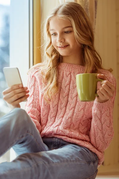 Ragazza adolescente con gadget — Foto Stock