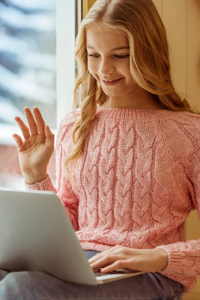 Adolescente chica con gadget — Foto de Stock