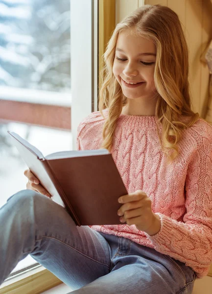 Beautiful teenage girl — Stock Photo, Image