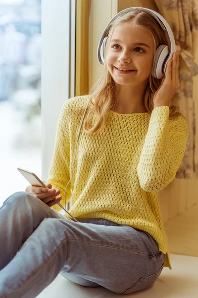 Adolescente chica con gadget —  Fotos de Stock