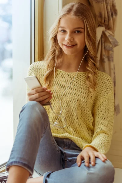 Ragazza adolescente con gadget — Foto Stock